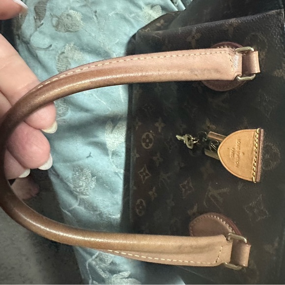 Louis Vuitton Rivoli MM - Picture 10 of 13